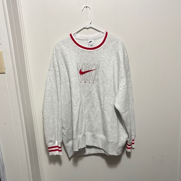 Retro Nike Men's Light Gray Crewneck Sweater with Red Highlights - Picture 1 of 1